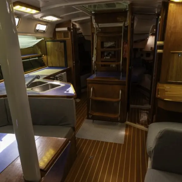 Photo 8 of 1985 Hunter 40